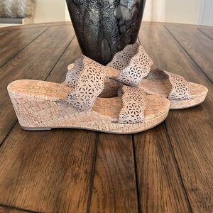 NWT. XOXO Tan Sandal